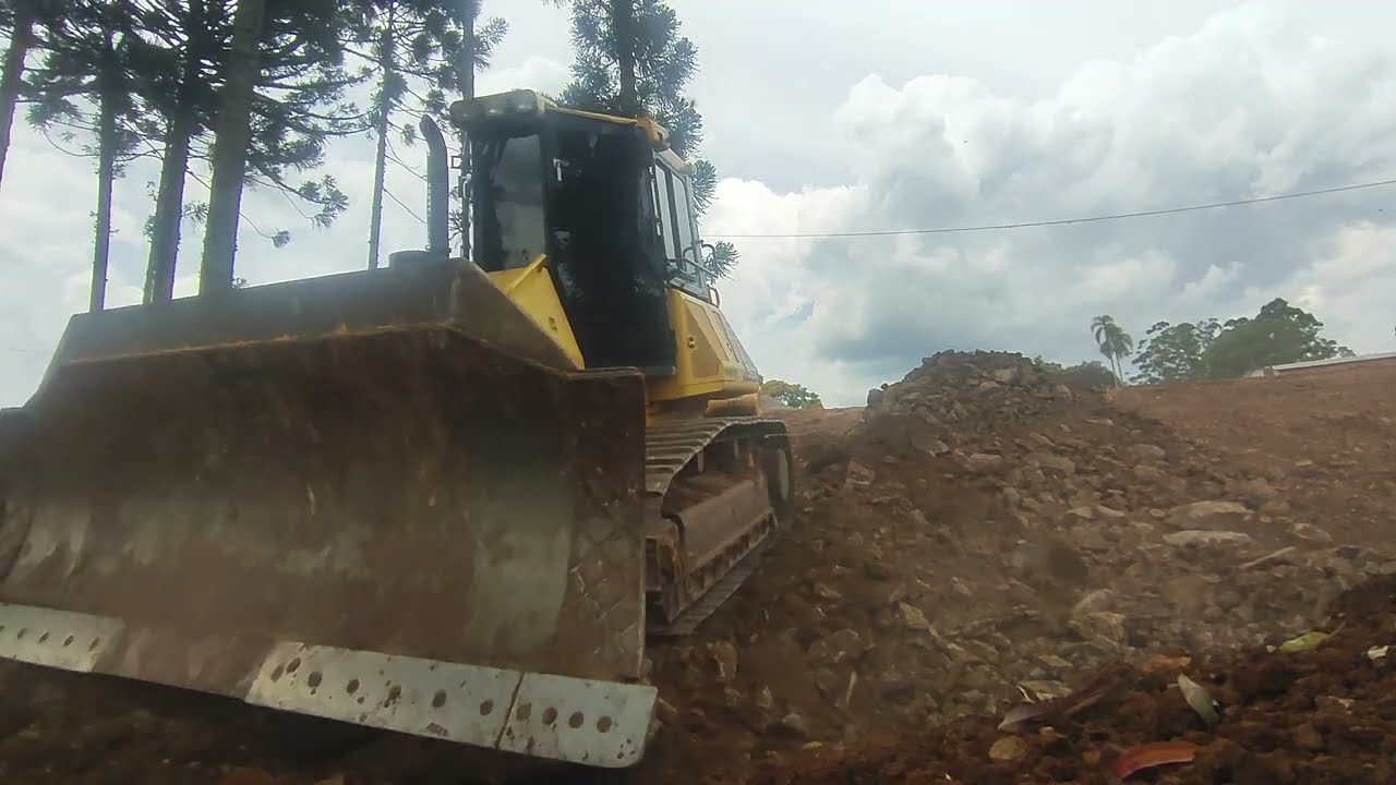 Trator de Esteira Komatsu D-51ex empurrando Material! 