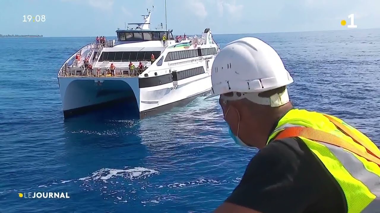 Exercice de remorquage pour l'Aremiti ferry.