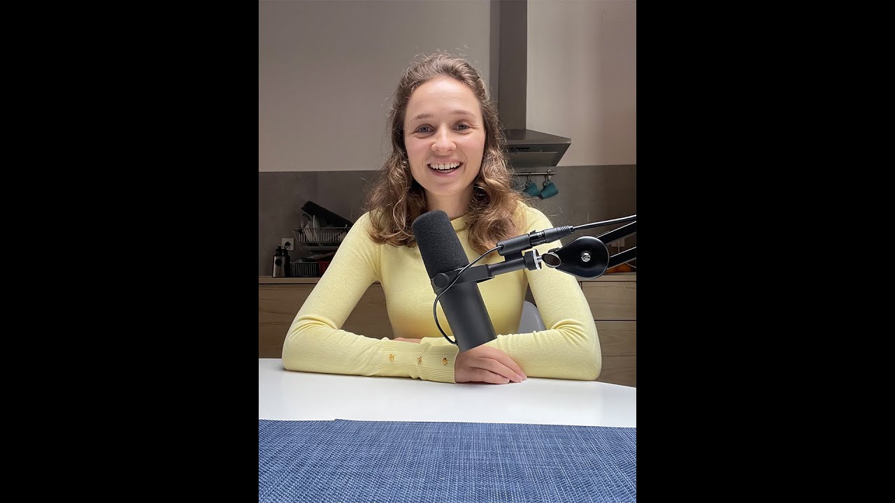 Dana Lucia graba podcast junto con su esposo