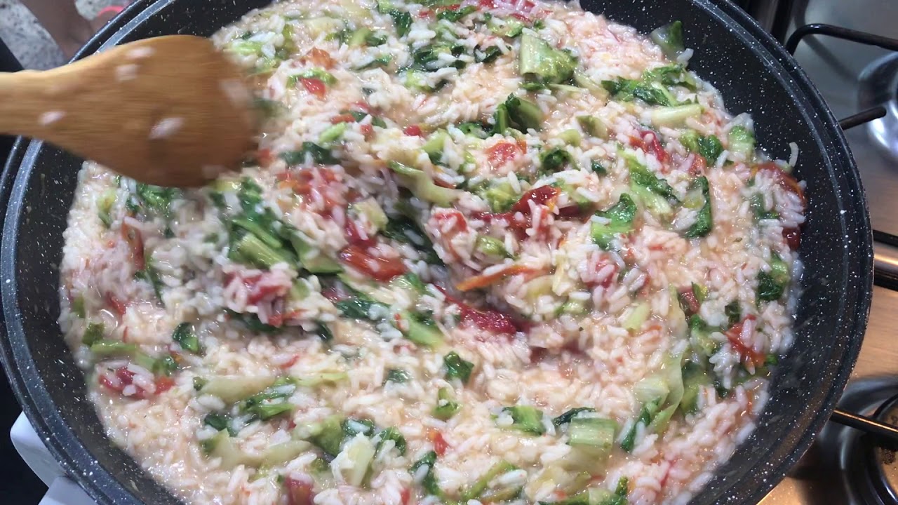 Risoto tomate seco e escarola servido com filé mignon grelhado - Delícias da Eleni