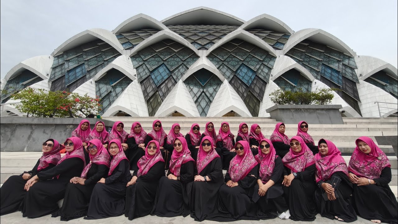 Tawaqufan Majelis Ta'lim Riyadhul Jannah di Masjid Al-Jabbar Bandung