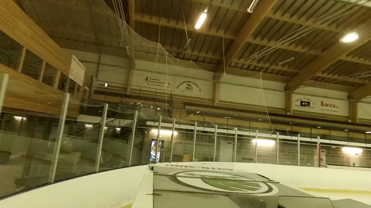 SaviDoc  Kuolimon Piiska ajelee jääkonetta. Volunteer working in a ice hockey hall.