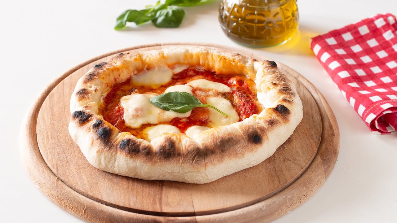 PIZZA CON IL CORNICIONE RIPIENO DI RICOTTA