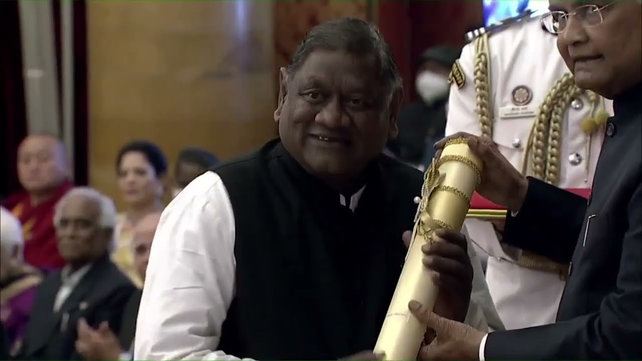 President Kovind presents Padma Shri to Shri Arjun Singh Dhurwey for Art.
