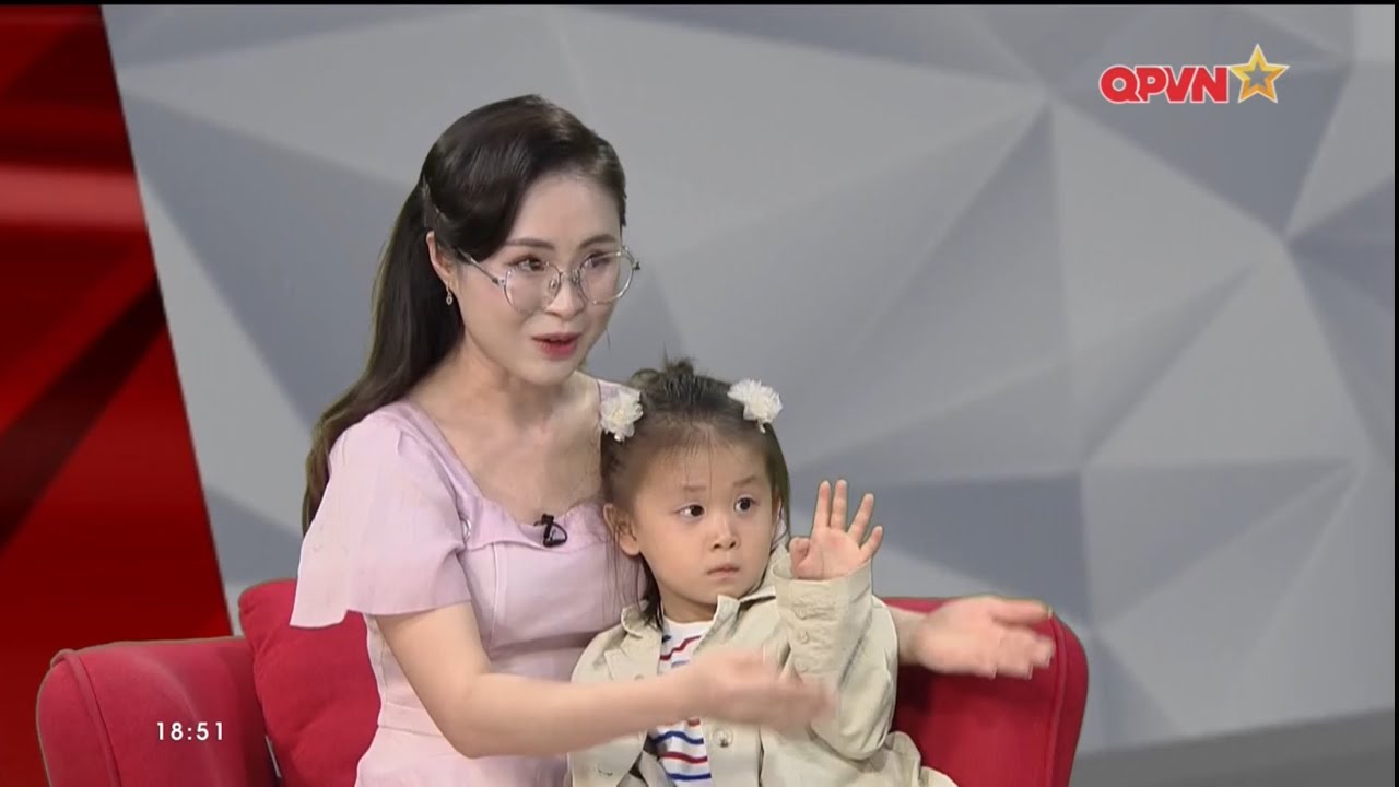 EM BÉ NÓI TIẾNG ANH MINHEE CỰC TỰ TIN TRẢ LỜI PHỎNG VẤN, HÁT APT TRÊN SÓNG TRUYỀN HÌNH
