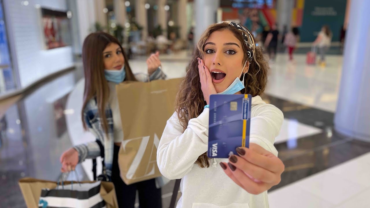 سرقنا بطاقة نارين البنكية و اتبضعنا في المول 😂 (ضربتنا(