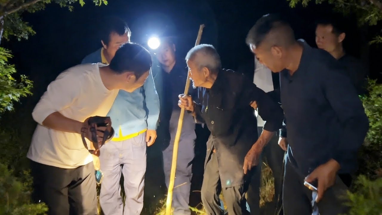紧急事件！88岁老人深夜走失被困深山，小成哥联手警方紧急救援，出动高科技结局美满【蜂狂小成哥】