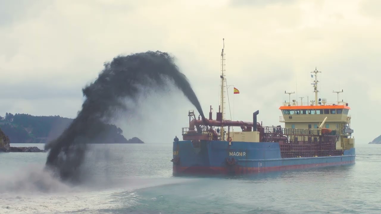 Rohde Nielsen dragado en la playa de Covas, Viveiro
