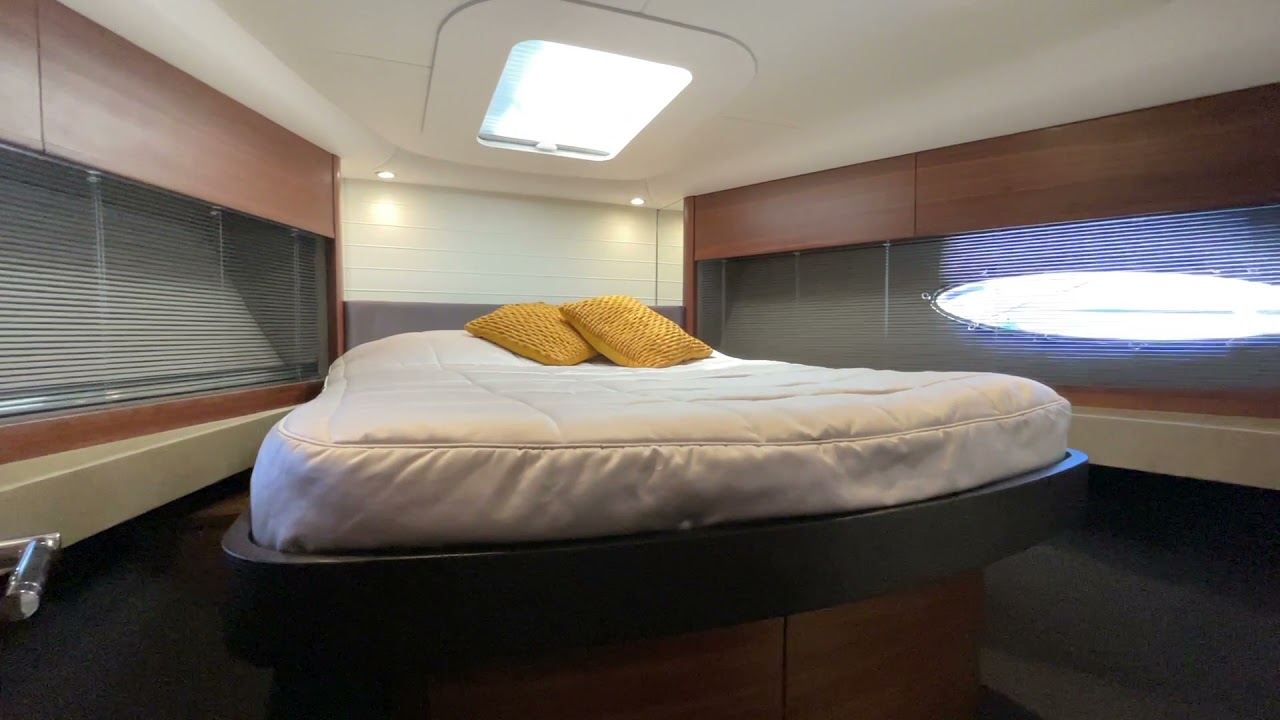 PRINCESS YACHT V48 DECK SALOON