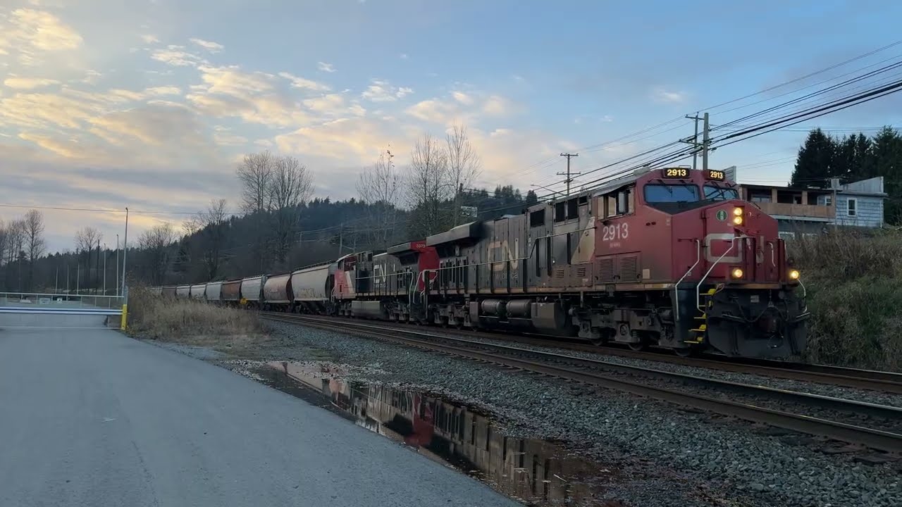 Acceleration!!! CN 310 (Mixed Train) @ Hatzic BC Canada 29NOV25 ES44AC 2913 Leading