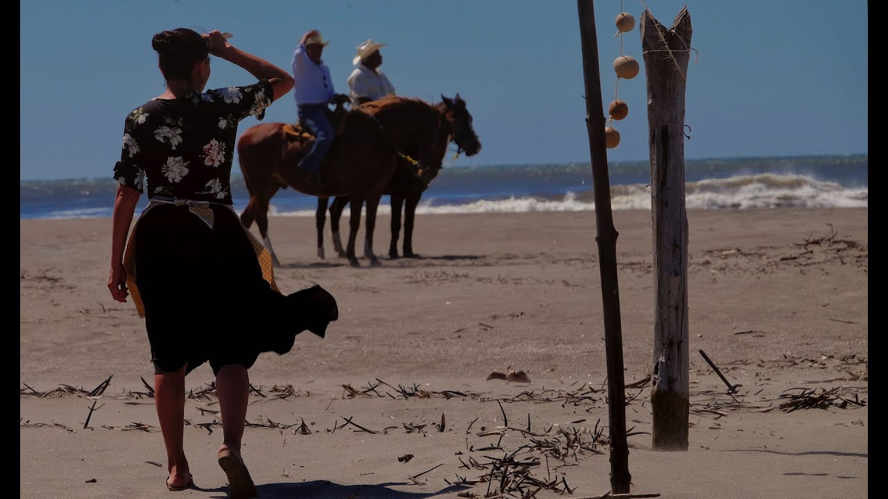 Estoy todo lo iguana que se puede - IGUANA LIKE THE SUN - Official Trailer