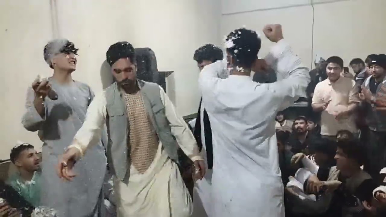میان غبار سنگ و خستگیِ روزگار، داماد با دلِ شاد می‌رقصد دمش گرم بااین رقص واین خواننده 