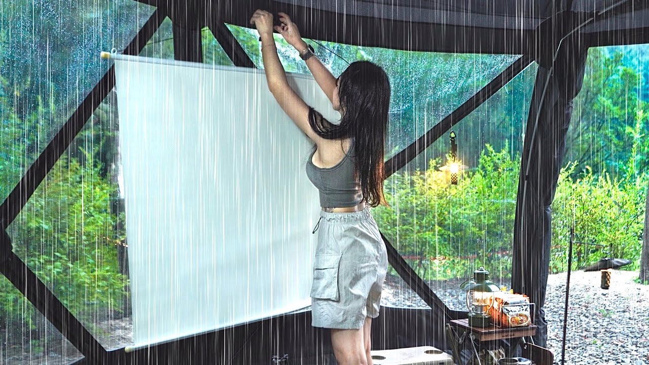 Кемпинг под дождем ☔️ Маленький кинотеатр для девочек 🎥 Жизнь в кемпинге. Одиночный кемпинг.