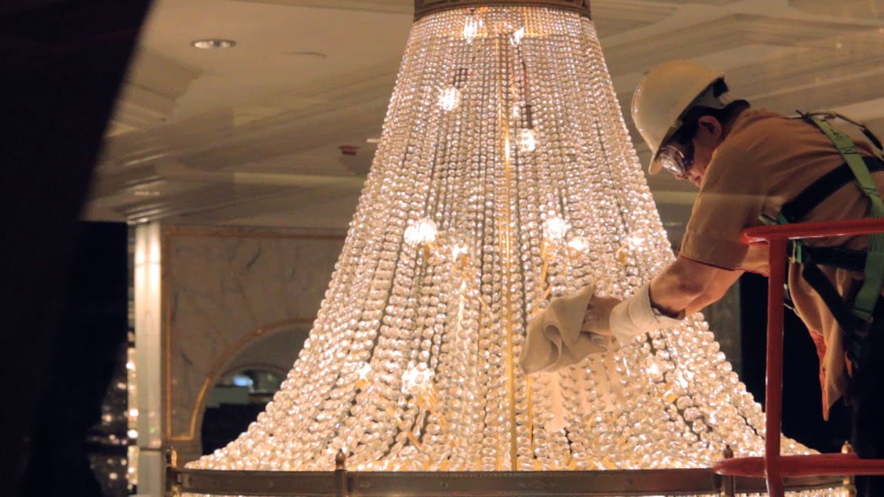 Cleaning Chandeliers 清潔水晶燈