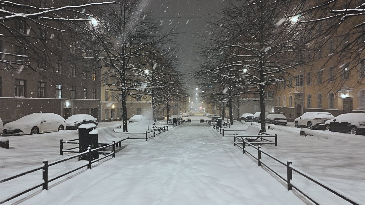 Peaceful Snowy Night Walk in Central Helsinki: From Heavy to Gentle Snowfall 