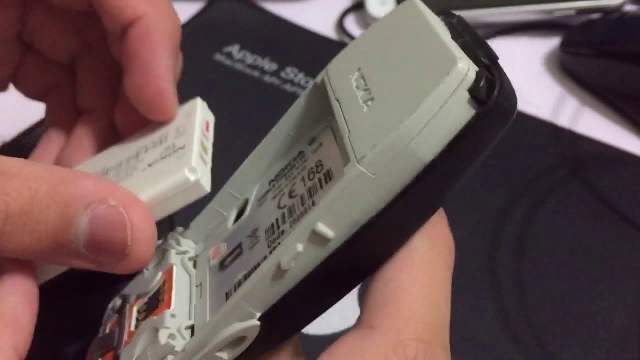 Как снять заднюю крышку, аккумулятор и вставить SIM-карту на Nokia 3310