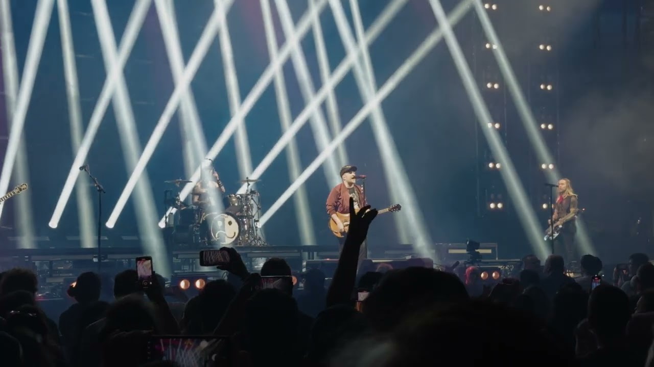 Fall Out Boy - My Songs Know What You Did In The Dark (Light Em Up) [Live @ Austin] 03/08/2024