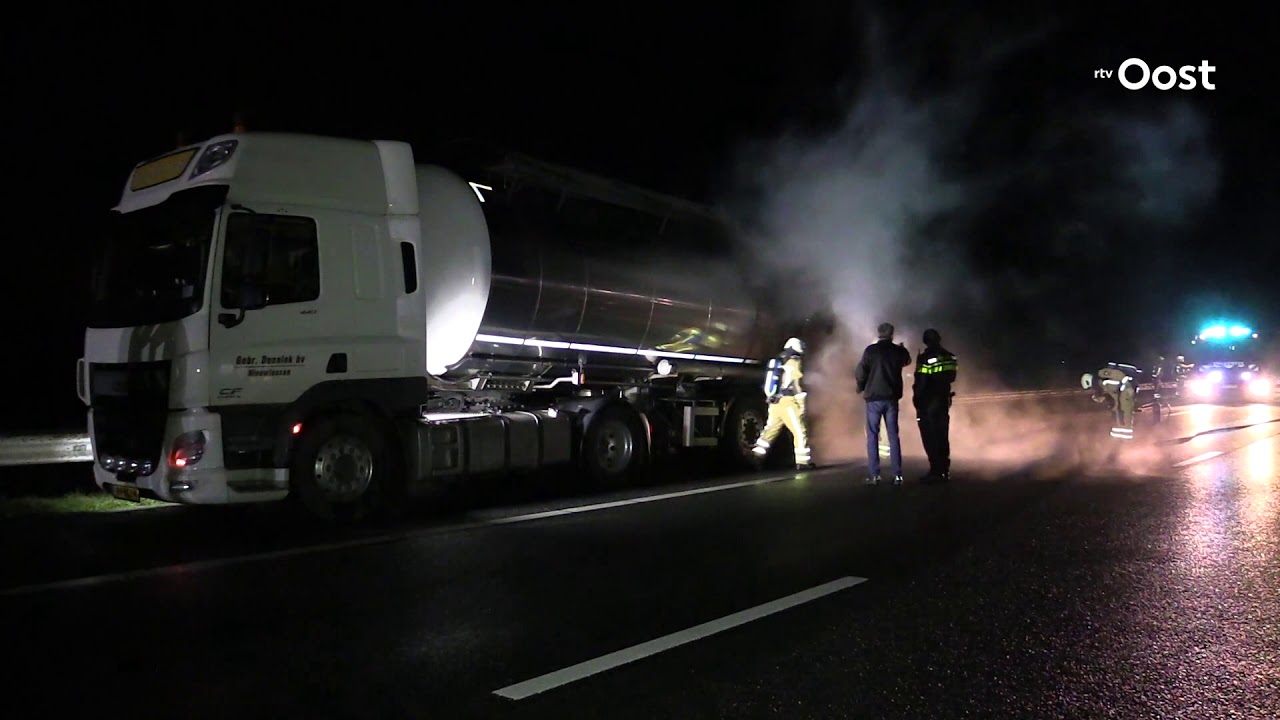 Melkwagen in brand op A28 bij Staphorst