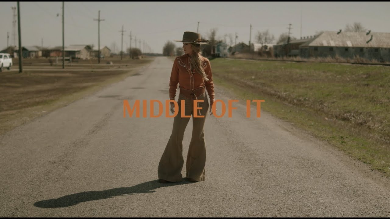 Lainey Wilson - Middle Of It (Official Lyric Video)