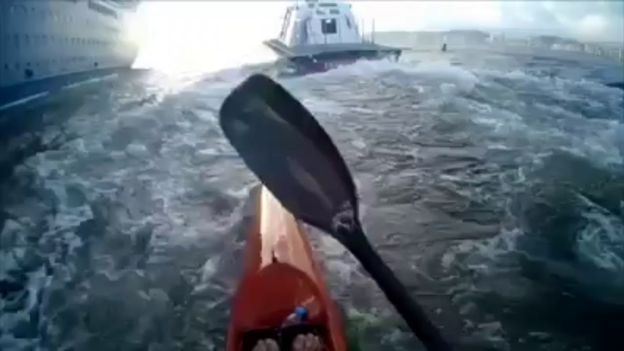 Surfiski pegando onda na praticagem no Canal de Santos # Navio Pulmatur