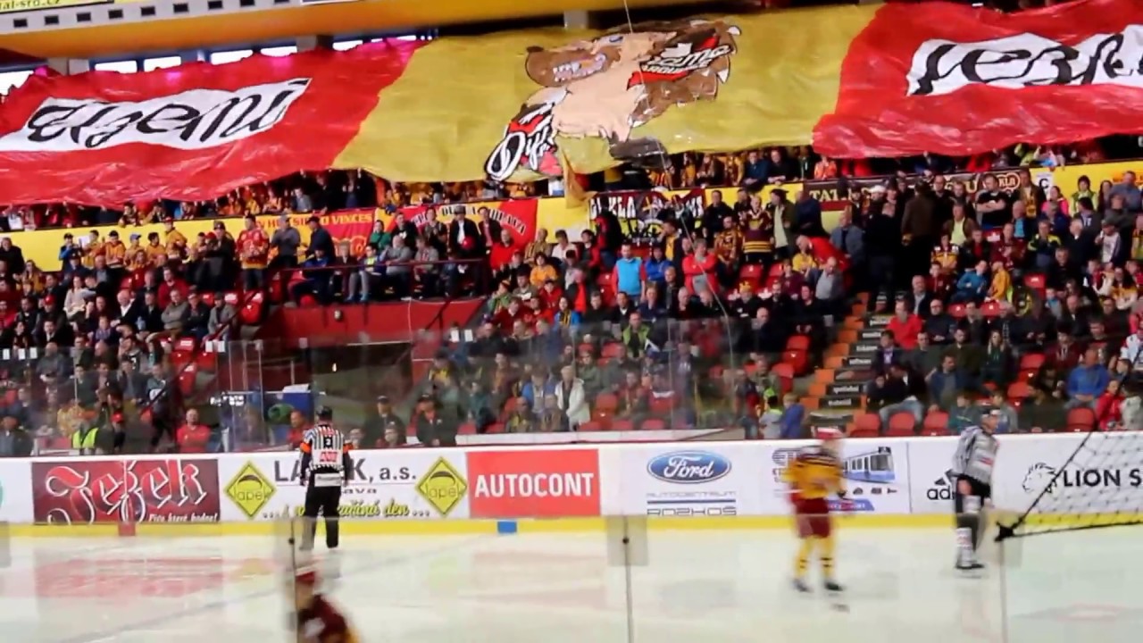 Fandění fanoušků Dukly při prvním domácím baražovém utkání 2017