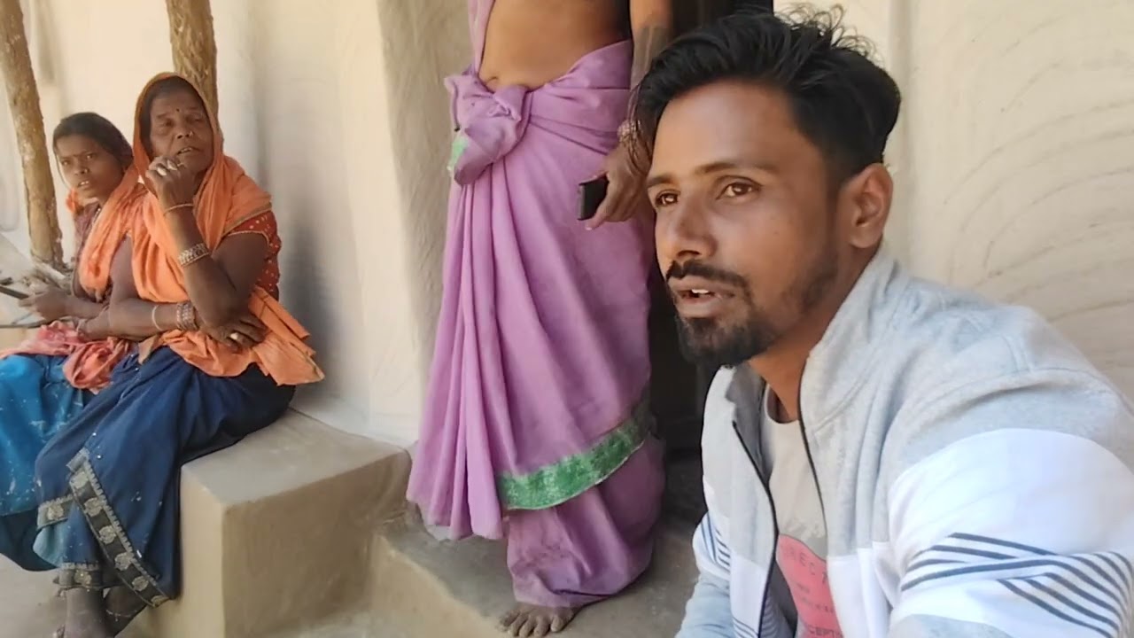 Jb hm log ghum rahe the tb hm logo ko ek ghr dikha jis me kuch din pahle ek larka apni maa ko mr...