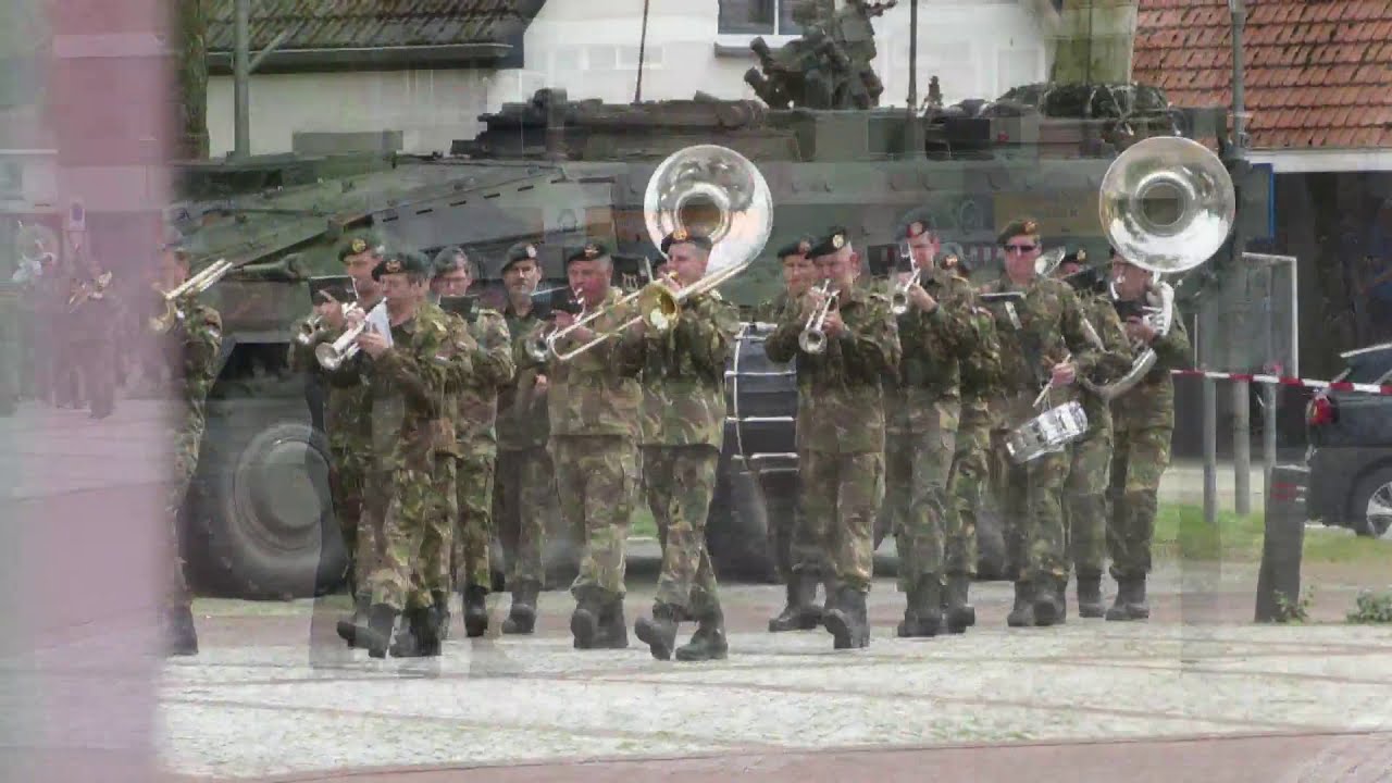 Beëdiging van militairen van het Vuursteuncommando op het Marktplein Epe 14 juni 2019