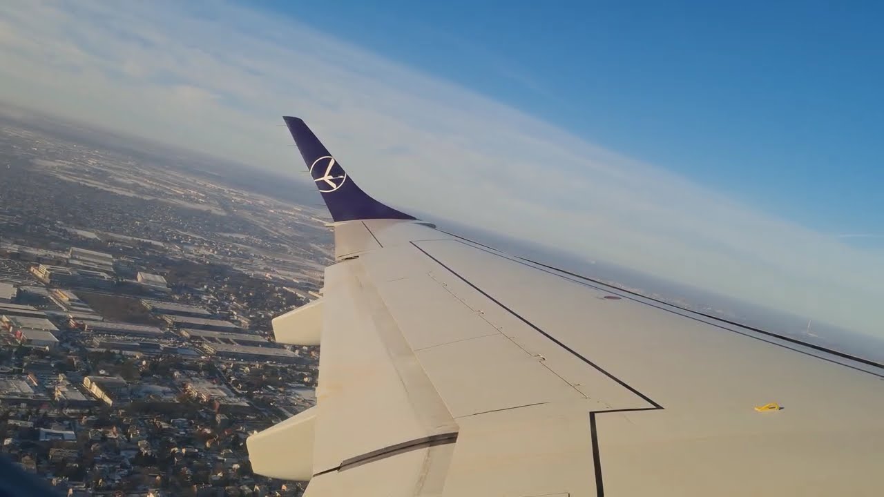 LOT Embraer 195 SP-LNQ takeoff from Warsaw