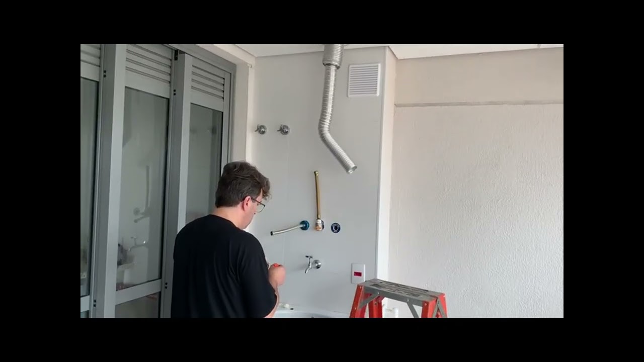 Aquecedor de água a gás Rinnai REU-E211-FEH, prata, gás natural, vazão de 21 litros.