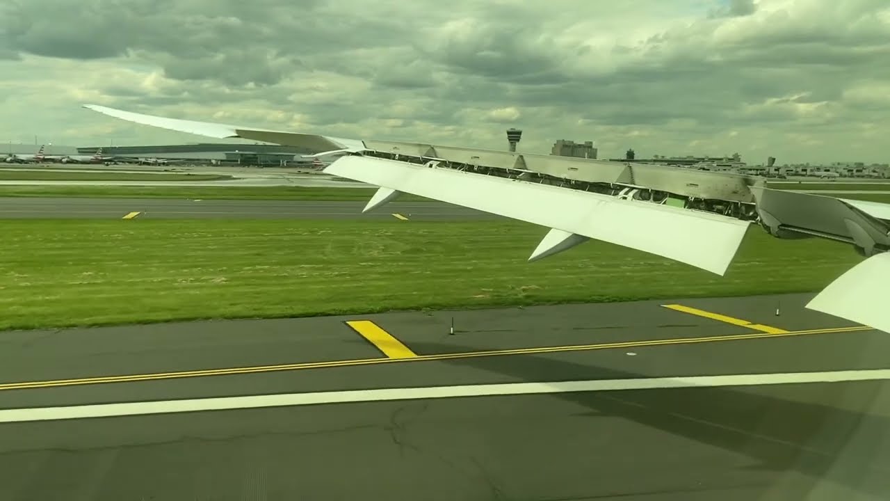 American Airlines Boeing 787-8 Landing at Philadelphia (PHL)