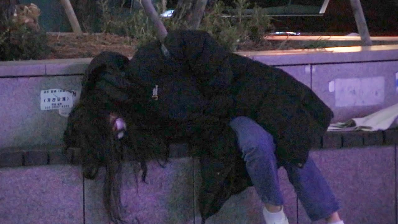 술 취한 여자가 길에 혼자 쓰러져 있다면?