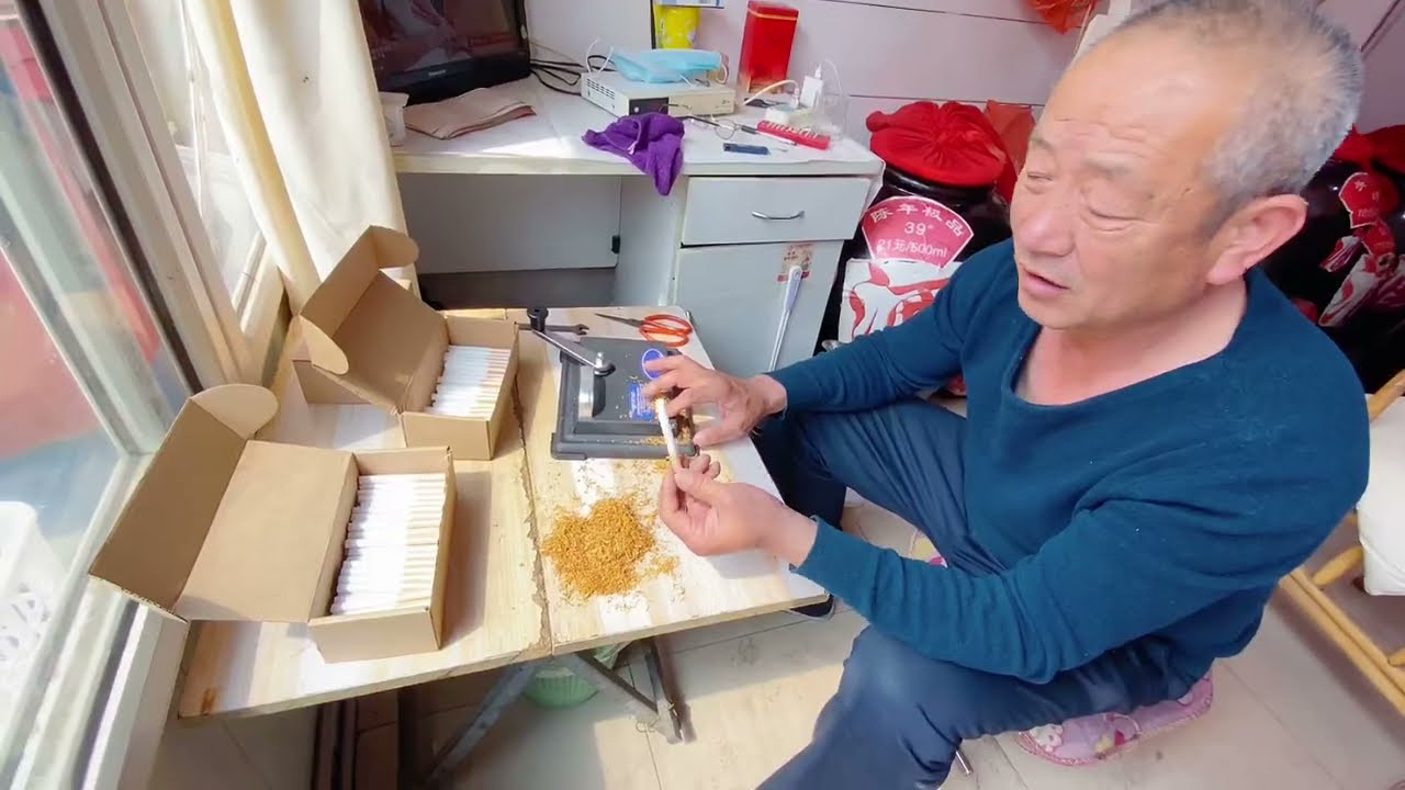 天津大爷网购卷烟设备和烟丝，自己卷起来，说抽着像玉溪，又省钱又解闷！