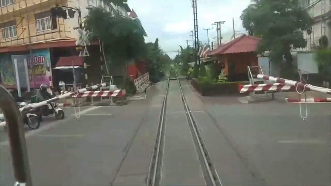 รถไฟแม่กลองออกจากสถานี เเม่กลอง (ช่วงเเม่กลอง ถึง ตลาด 3D)