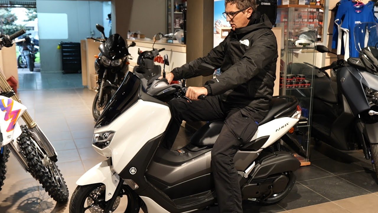 ψηλός 1,90 κάθεται σε YAMAHA NMAX 125cc