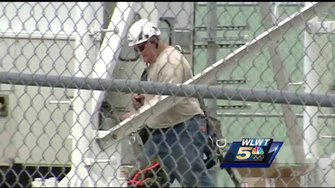 Man rescued from 300-foot cellphone tower