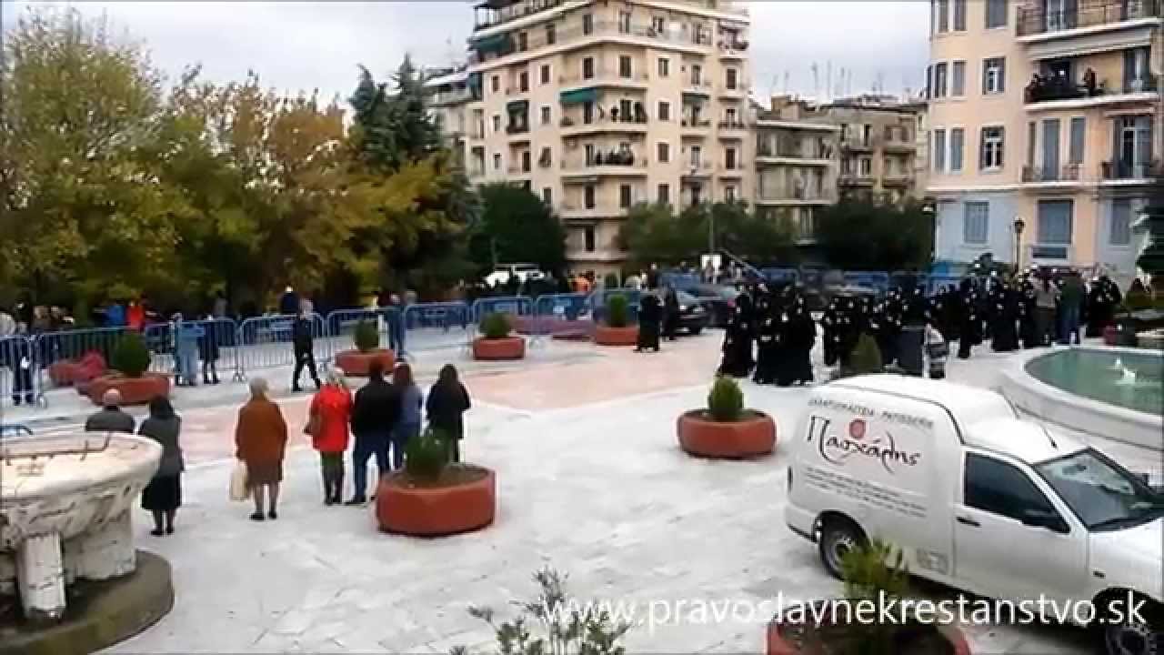 Vstup procesie na nádvorie chrámu svätého Dimitrija – 25/10/2014