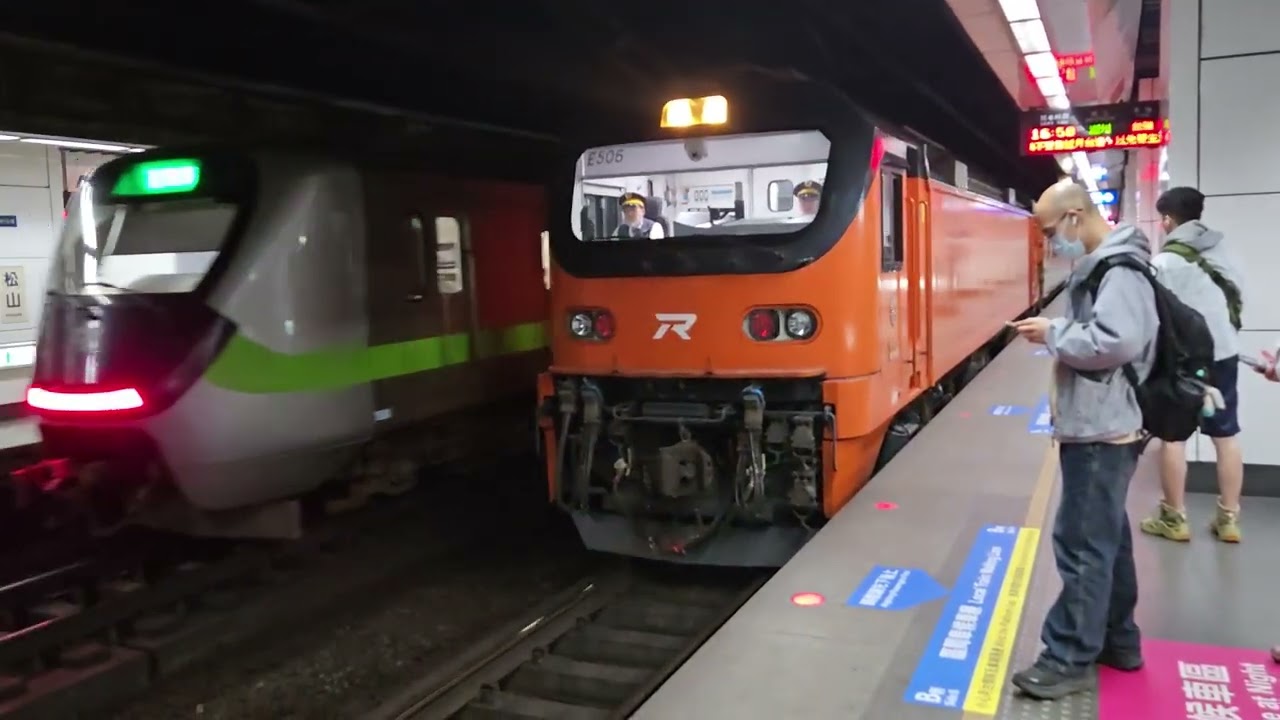 1218次苗栗開往基隆的銀綠色微笑號EMU900型十輛一編組EMU937區間車，和139次七堵發車經由山線開往潮州的E500型鳴日色金光牌雙電力機車頭E506+十二節PP車廂+E510推拉式PP自強號