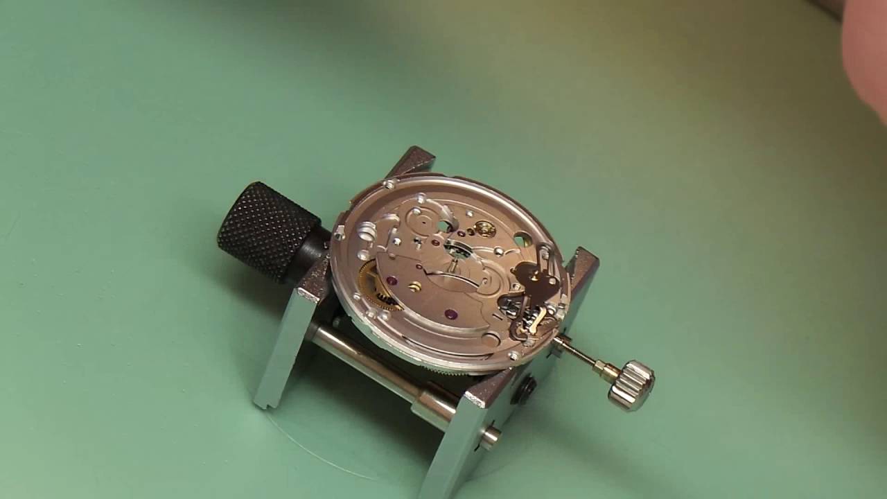 W97247 Inside a Breitling Movement