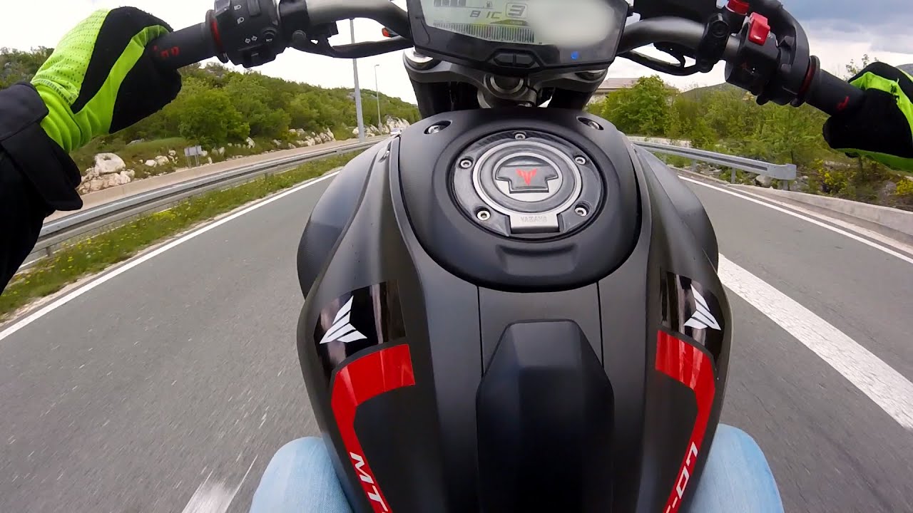Yamaha MT-07 / FZ-07 Arrow Exhaust PURE SOUND + Wheelies
