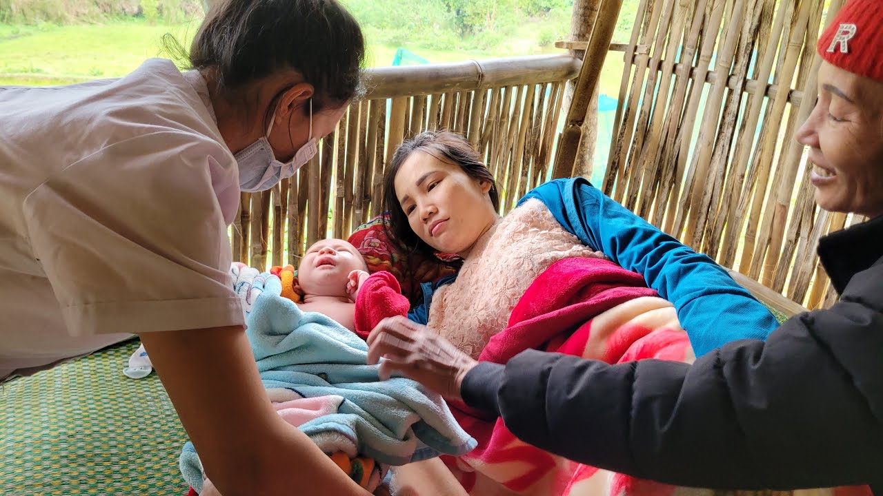 The joy of a young mother who gave birth to a baby boy with the help of a kind woman