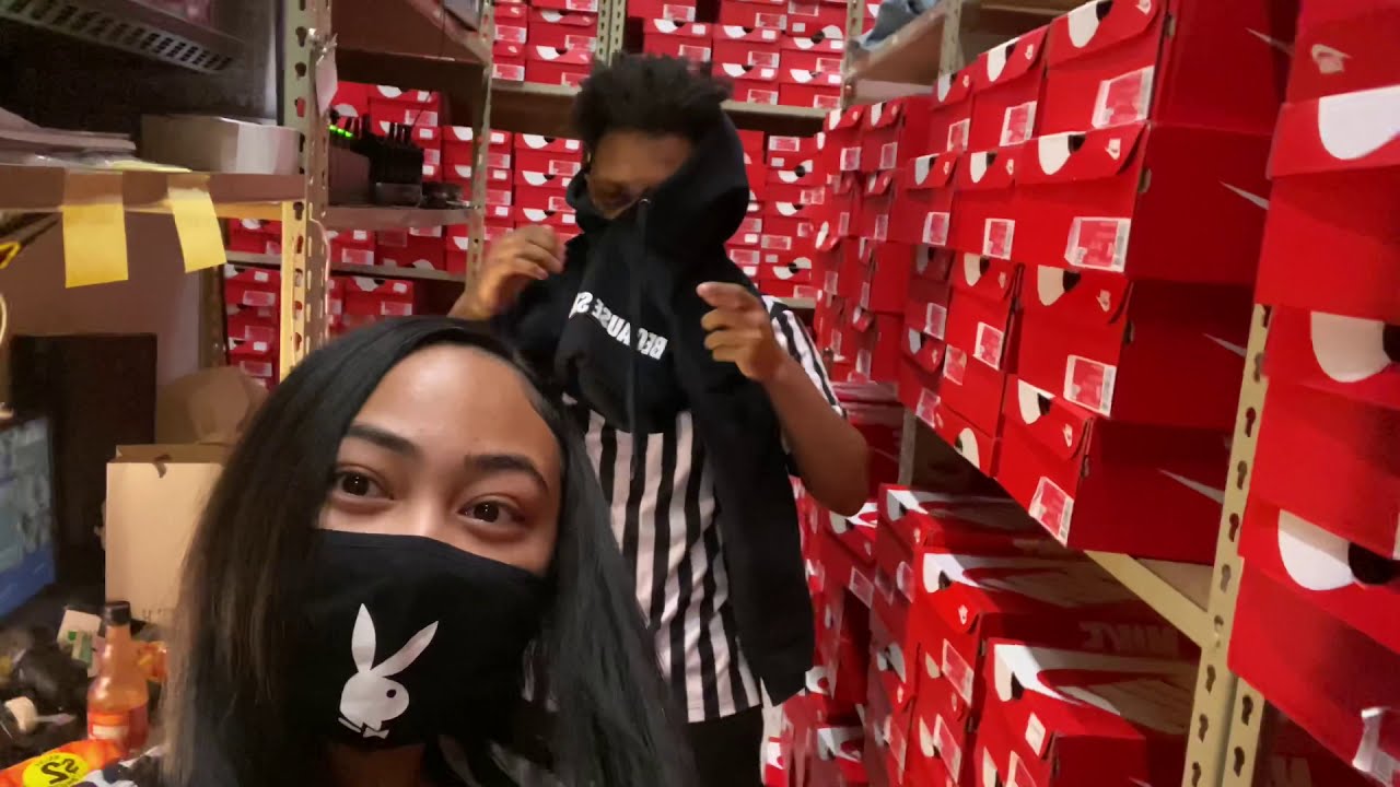 A DAY AT FOOTLOCKER / VLOG-MAS DAY 9 ❤️