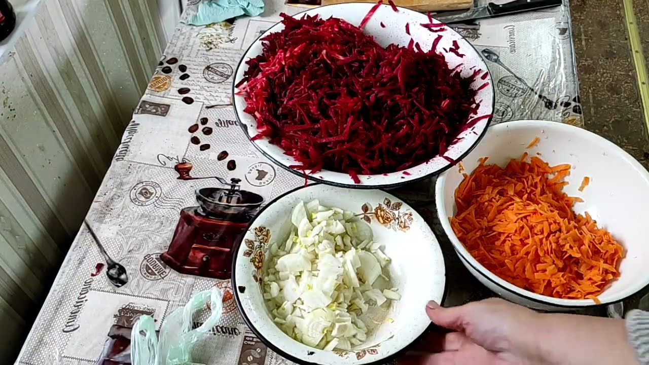 Консервирую буряк, чтобы не пропал.
