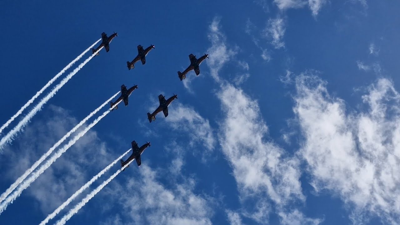 RAAF Roulettes over Hobart! full 10 minute airshow