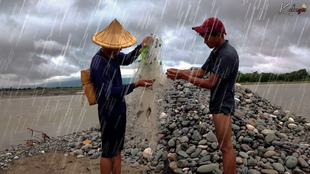 FULL VIDEO :  Catch and cook fish in the river DURING FLOOD | Buhay Probinsiya | Kabagis