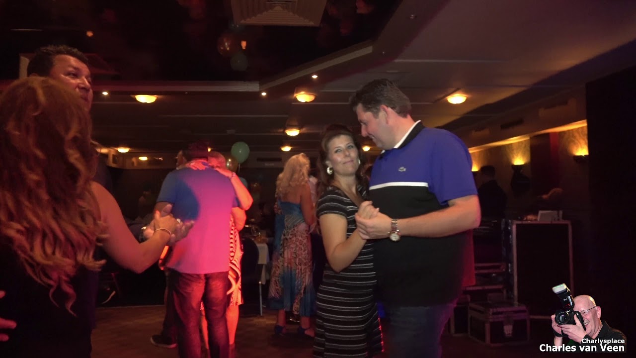 Wesly Bronkhorst zingt voor Mieny Steeds als jij me aankijkt.