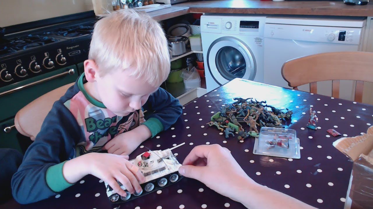 Unboxing 2000 Plastic army men, vehicles and tanks by my son1/72nd scale
