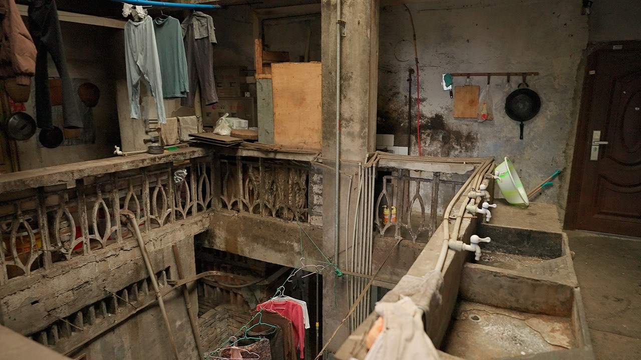 Walk through the old tube apartments to Lianglu(两路) Neighborhood. Chongqing, China・4K