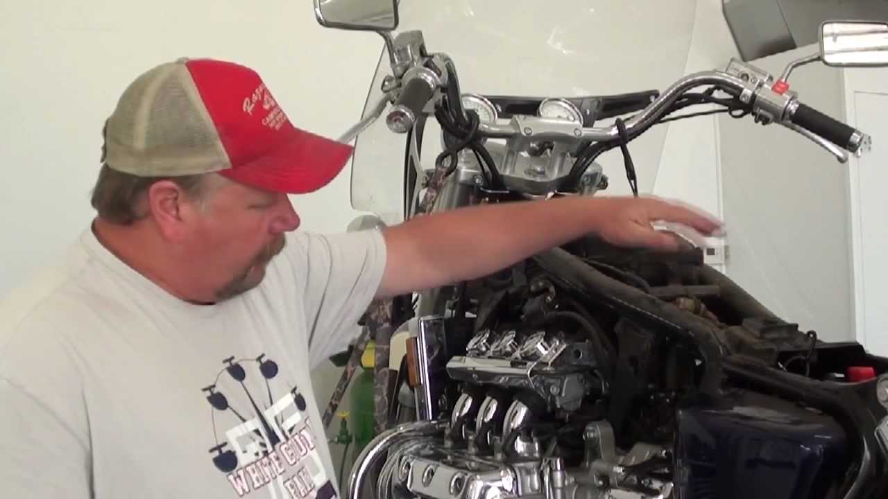 Pt.5 1998 Honda GL1500C Valkyrie Project - How To Remove The Carbs