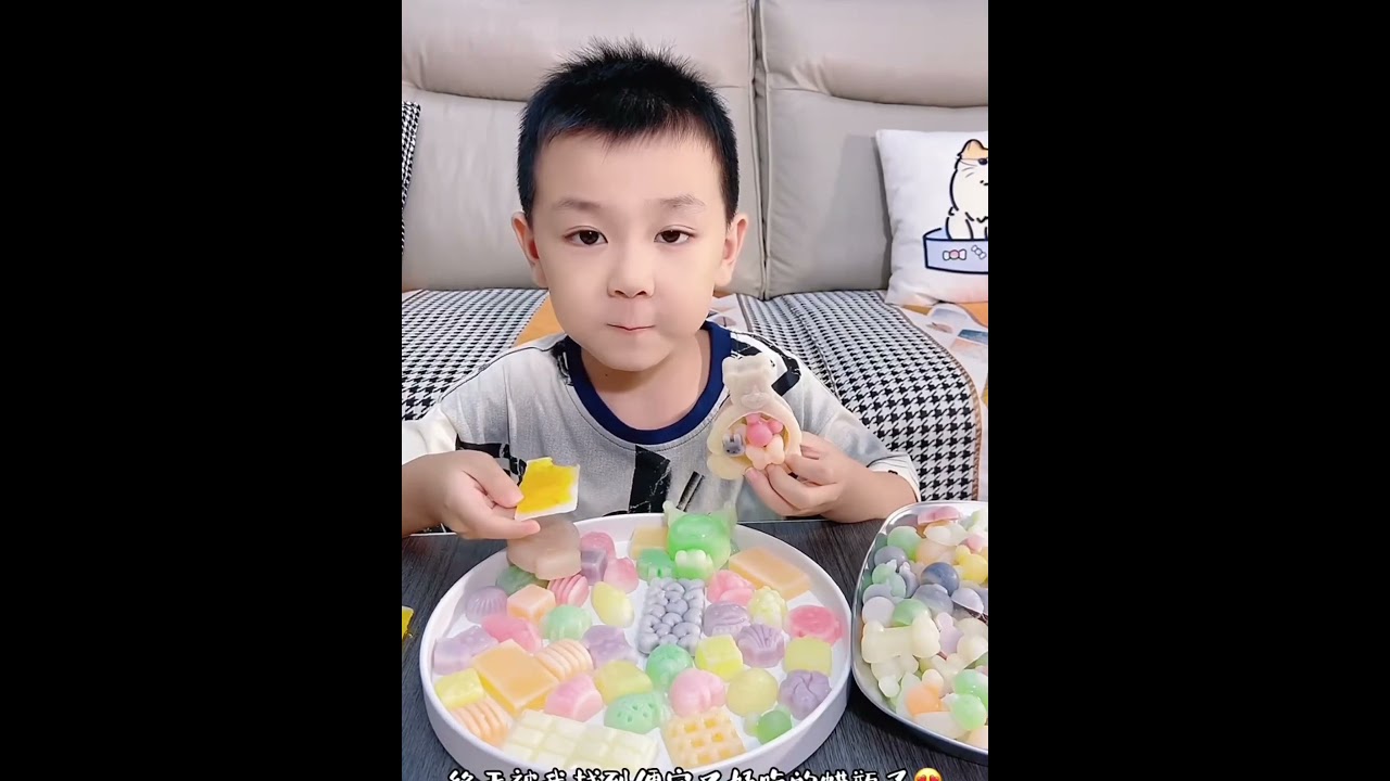 This wax bottle candy has a thin skin, lots of sauce, and is not too sweet #food #snack