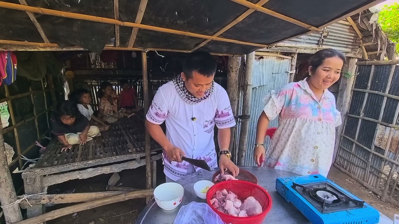 ប្រពន្ធ ជាង ហុក ធ្វើម្ហូប បីមុខ អោយបងប្អូន កំព្រា6 នាក់ ញ៉ាំជាមួយយាយ ពួកគាត់សប្បាយចិត្តណាស់